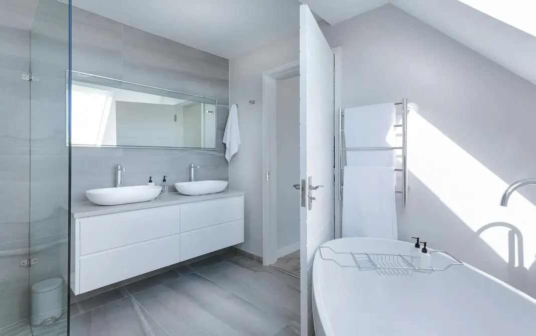 Salle de bain lumineuse sous combles