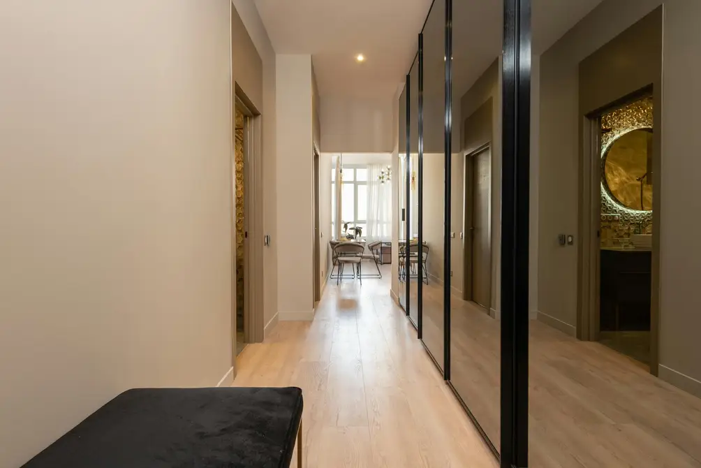 Couloir avec parquet et portes miroir